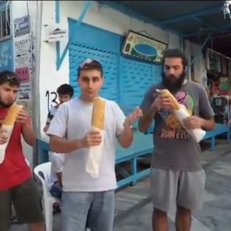 Έλληνας κατάφερε να φάει hot dog μισό μέτρο σε χρόνο ρεκόρ (Βίντεο)