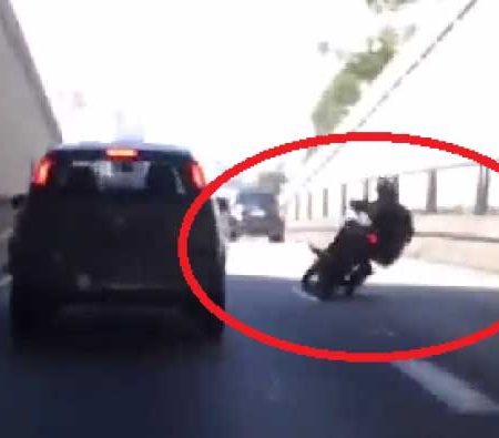 VIDEO: Αυτός είναι ο πιο χαζός μοτοσικλετιστής της χρονιάς!