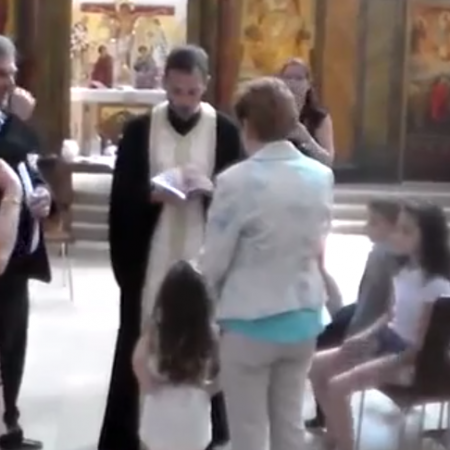 Παπάς σταμάτησε βάπτιση γιατί το παιδί αρνήθηκε να βαπτιστεί (βίντεο)