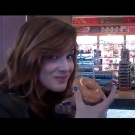 Κάπως έτσι τρώει μια κυρία το ντόνατ της (βίντεο)