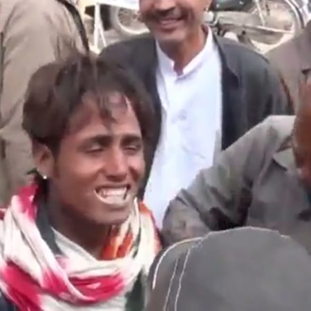 Έτσι κάνουν λεύκανση δοντιών στην Ινδία (βίντεο)