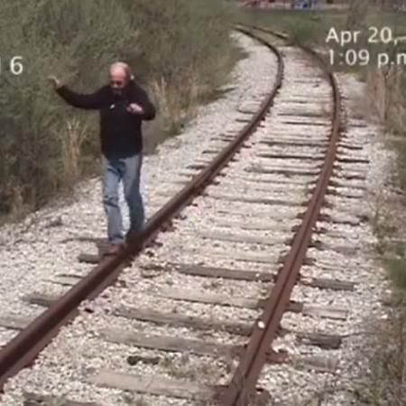 Ποτέ μην παίζεις στις γραμμές,μπορεί να σε χτυπήσει “τρένο” (βίντεο)