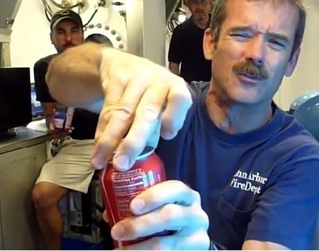Τι θα συμβεί άμα κουνήσεις μια Coca Cola στα βάθη του Ωκεανού;