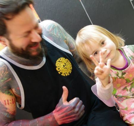 Η μικρότερη tattoo artist στον κόσμο κάνει τα δικά της σχέδια…