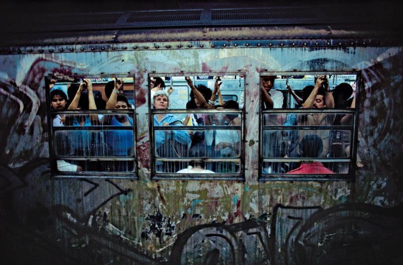 Ο επικίνδυνος υπόγειος σιδηρόδρομος της Νέας Υόρκης το 1980 Την δεκαετία του 1980 ο υπόγειος σιδηρόδρομος της Νέας Υόρκης ήταν το πιο επικίνδυνο μέσο μαζικής μεταφοράς στον κόσμο. Με μέσο όρο 250 εγκλήματα κάθε εβδομάδα και με τη φήμη του "άντρου ναρκωτικών"ο υπόγειος σιδηρόδρομος της Νέας Υόρκης έχασε πάρα πολλούς επιβάτες που μεταφράζονται σε περίπου 300 εκατομμύρια ευρώ... Σίγουρα ένα μέσο μεταφοράς που και σήμερα σου δημιουργεί ανατριχίλα και δέος....Την δεκαετία του 1980 ο υπόγειος σιδηρόδρομος της Νέας Υόρκης ήταν το πιο επικίνδυνο μέσο μαζικής μεταφοράς στον κόσμο. Με μέσο όρο 250 εγκλήματα κάθε εβδομάδα και με τη φήμη του "άντρου ναρκωτικών"ο υπόγειος σιδηρόδρομος της Νέας Υόρκης έχασε πάρα πολλούς επιβάτες που μεταφράζονται σε περίπου 300 εκατομμύρια ευρώ... Σίγουρα ένα μέσο μεταφοράς που και σήμερα σου δημιουργεί ανατριχίλα και δέος....Την δεκαετία του 1980 ο υπόγειος σιδηρόδρομος της Νέας Υόρκης ήταν το πιο επικίνδυνο μέσο μαζικής μεταφοράς στον κόσμο. Με μέσο όρο 250 εγκλήματα κάθε εβδομάδα και με τη φήμη του "άντρου ναρκωτικών"ο υπόγειος σιδηρόδρομος της Νέας Υόρκης έχασε πάρα πολλούς επιβάτες που μεταφράζονται σε περίπου 300 εκατομμύρια ευρώ... Σίγουρα ένα μέσο μεταφοράς που και σήμερα σου δημιουργεί ανατριχίλα και δέος....