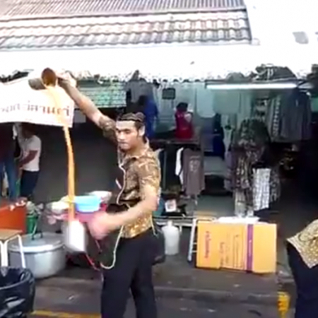 Έτσι φτιάχνουν τσάι στην Ταϊλάνδη (βίντεο)
