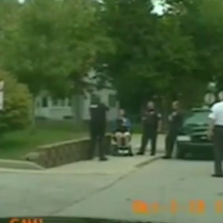 Αστυνομικός πέταξε παραπληγικό από το αναπηρικό καρότσι (βίντεο)