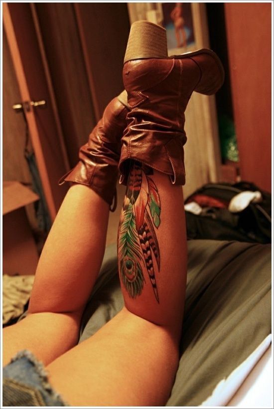 αντρικά και γυναικεία τατουάζ στη γάμπα 