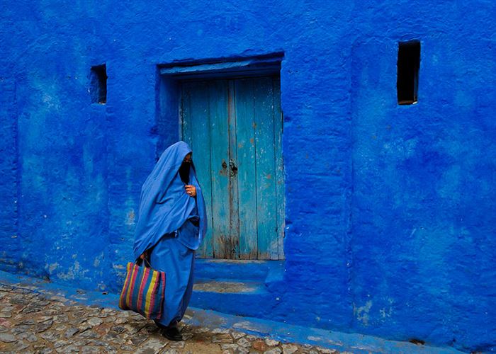 μπλε χωριό (3) Αυτό το μικρό μπλε χωριό στο Μαρόκο ονομάζεται Σεφσάουεν και βρίσκεται στη βόρεια μεριά της χώρας. Πολλά από τα παλιά και γραφικά κτίρια του καλύπτονται από έντονο μπλε χρώμα κάτι που κάνει αυτό το μικρό χωριουδάκι να ξεχωρίζει με εντυπωσιακό τρόπο. Αρχικά τα κτίρια του χωριού ήταν λευκά. Οι Εβραίοι πρόσφυγες που μπήκαν στο χωριό το 1930 έβαψαν μερικούς τοίχους μπλε συμβολίζοντας το γαλάζιο του ουρανού. Από κει και μετά σιγά σιγά βάφτηκα όλοι οι τοίχοι με το ίδιο χρώμαΑυτό το μικρό μπλε χωριό στο Μαρόκο ονομάζεται Σεφσάουεν και βρίσκεται στη βόρεια μεριά της χώρας. Πολλά από τα παλιά και γραφικά κτίρια του καλύπτονται από έντονο μπλε χρώμα κάτι που κάνει αυτό το μικρό χωριουδάκι να ξεχωρίζει με εντυπωσιακό τρόπο. Αρχικά τα κτίρια του χωριού ήταν λευκά. Οι Εβραίοι πρόσφυγες που μπήκαν στο χωριό το 1930 έβαψαν μερικούς τοίχους μπλε συμβολίζοντας το γαλάζιο του ουρανού. Από κει και μετά σιγά σιγά βάφτηκα όλοι οι τοίχοι με το ίδιο χρώμαΑυτό το μικρό μπλε χωριό στο Μαρόκο ονομάζεται Σεφσάουεν και βρίσκεται στη βόρεια μεριά της χώρας. Πολλά από τα παλιά και γραφικά κτίρια του καλύπτονται από έντονο μπλε χρώμα κάτι που κάνει αυτό το μικρό χωριουδάκι να ξεχωρίζει με εντυπωσιακό τρόπο. Αρχικά τα κτίρια του χωριού ήταν λευκά. Οι Εβραίοι πρόσφυγες που μπήκαν στο χωριό το 1930 έβαψαν μερικούς τοίχους μπλε συμβολίζοντας το γαλάζιο του ουρανού. Από κει και μετά σιγά σιγά βάφτηκα όλοι οι τοίχοι με το ίδιο χρώμα