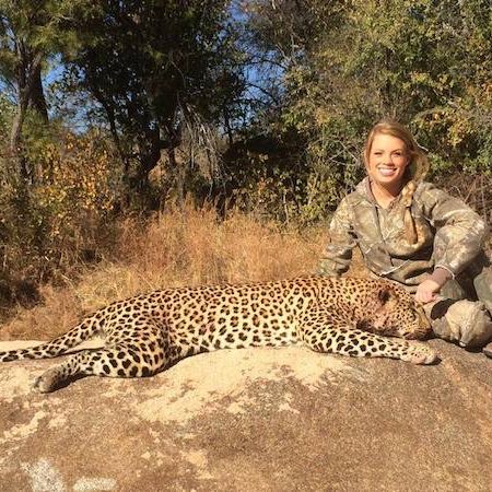 19χρονη σκοτώνει άγρια ζώα σε σαφάρι και εξαγριώνει τον κόσμο(εικόνες)