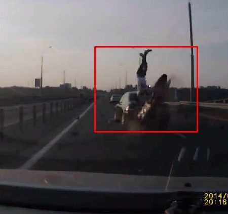 VIDEO: Ατύχημα μοτοσικλετιστή με απίστευτο φινάλε!