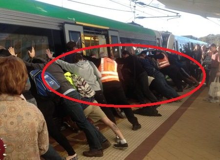 Απίστευτο Βίντεο: Έσπρωξαν το τρένο για να σώσουν συνάνθρωπο τους!