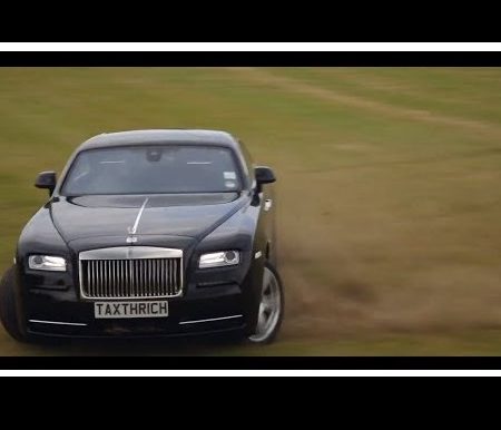 VIDEO: Μια Rolls Royce “θερίζει” το γκαζόν!