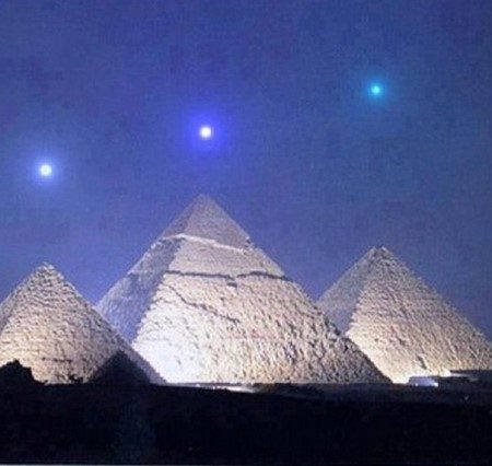 9 Περίεργες θεωρίες για τις Πυραμίδες!