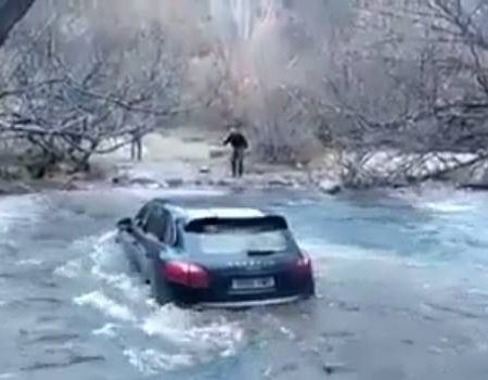 Ο οδηγός μιας Porsche Cayenne προσπάθησε να περάσει το ποτάμι!