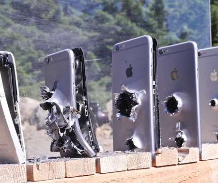 VIDEO: Πόσα iPhone σταματάνε μια σφαίρα από Καλάσνικοφ;