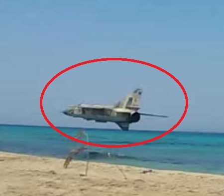 VIDEO: Πιλότος μαχητικού MiG-23 πέρασε ξυστά από λουόμενους!