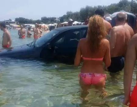 Χαλκιδική: Γυναίκα οδηγός έριξε την BMW στην θάλασσα καταλάθος!
