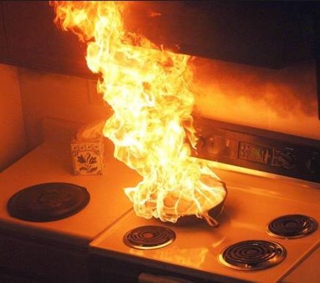 Τι δεν πρέπει να ρίξεις αν πάρει φωτιά το τηγάνι!