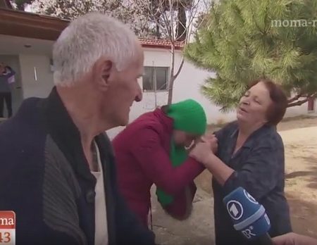 Πρόσφυγες φιλάνε τα χέρια Ελλήνων που τους βοηθάνε!