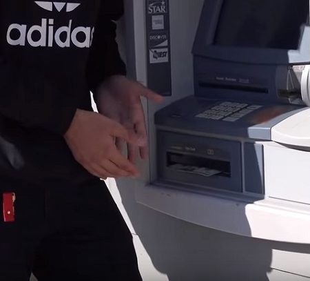 Εσύ τι θα έκανες αν έβρισκες χρήματα στο ATM;
