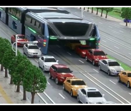 Λεωφορείο στην Κίνα “καταπίνει” την κίνηση!