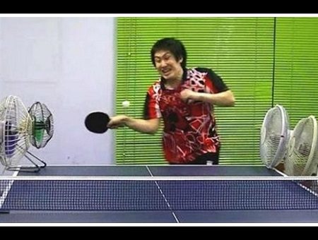 Ιάπωνας παίκτης του πινγκ πονγκ τρελαίνει τους πάντες με τα κόλπα του!