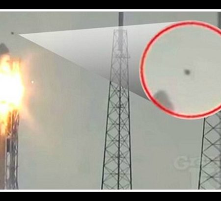 Συνωμοσιολόγοι πιστεύουν πως ο πύραυλος SpaceX χτυπήθηκε από UFO