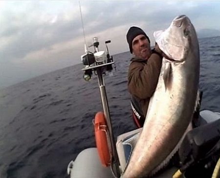 Βολιώτης ψαράς βγάζει 46kg ψάρι με ένα καλάμι!