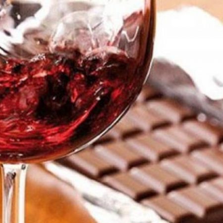 Σοκολάτα και κόκκινο κρασί: Οι σύμμαχοί σου ενάντια στη γήρανση!