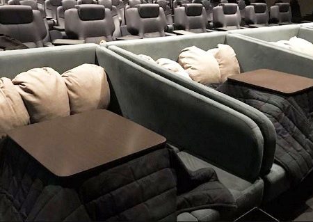 Σινεμά στην Ιαπωνία έχει θερμαινόμενα τραπέζια και κουβέρτες!