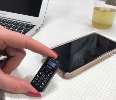 Αυτό είναι το πιο μικροσκοπικό κινητό στον κόσμο!