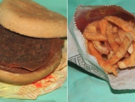 Έτσι είναι ένα cheeseburger με πατάτες από McDonald’s 6 χρόνια μετά!