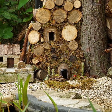 Άνδρας έφτιαξε ένα μικροσκοπικό χωριό για ποντίκια!